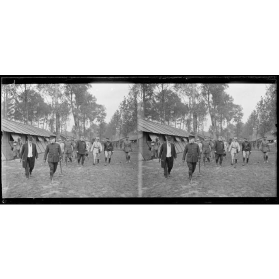 Revue de la 47e division de chasseurs et remise de décorations aux combattants de la Somme. Mrs Poincaré et Dubost, généraux Joffre, Duparge, Roques et Pouydraguin. [légende d’origine]