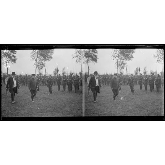 Dans la Somme, Mrs Poincaré et Dubost passent sur lee front des troupes. [légende d’origine]