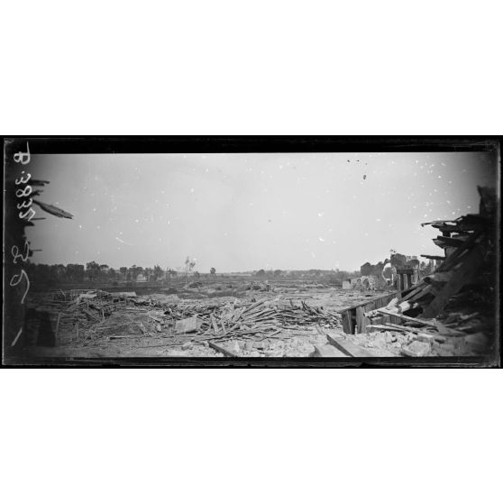 Panorama de Biaches (Somme), à g. dans les arbres maison occupée par les allemands, au fond au centre, Péronne, le beffroy. [légende d’origine]