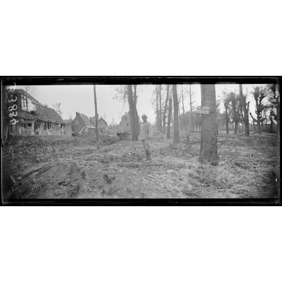 Somme, place de la mairie de Biaches. [légende d’origine]