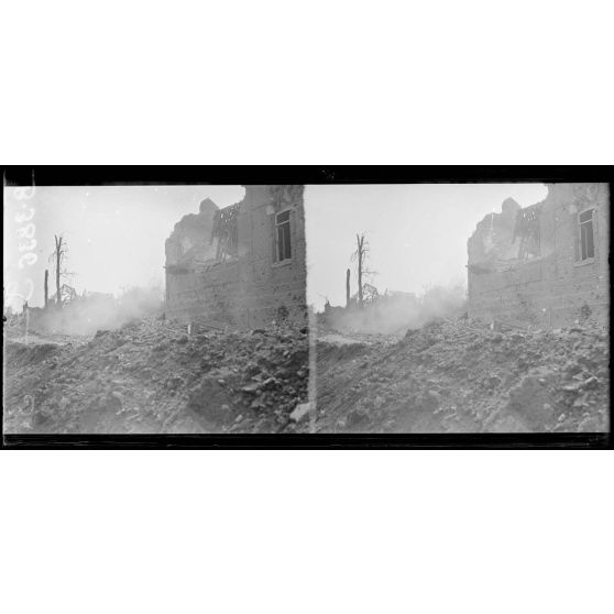 Biaches (Somme), écrasement d’un obus près de la place de la mairie. [légende d’origine]