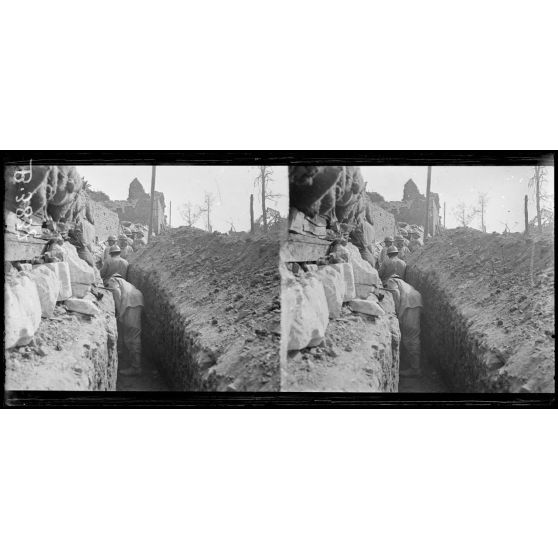 Biaches (Somme), tranchée française dans le village à 30 m. des allemands. [légende d’origine]