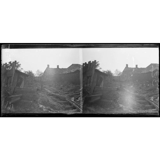 Ruines dans le village de Biaches (Somme). Vue prise après l’éclatement d’un obus dans le village. [légende d’origine]