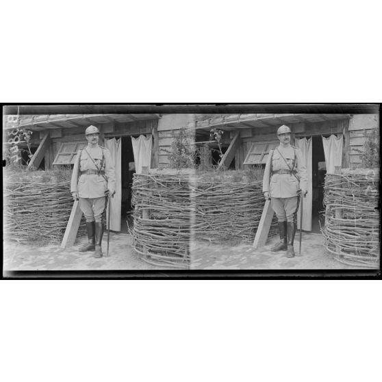 Région de Chuignes (Somme), le général Bourgon commandant la 3e division d’infanterie devant son poste de commandement. [légende d’origine]