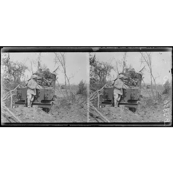 Bois de Biaches (Somme), locomotive allemande endommagée par les obus français. [légende d’origine]