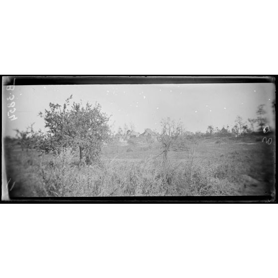 Vue de Biaches, sur la route de Flaucourt. [légende d’origine]