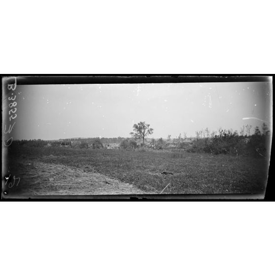 Panorama sur Biaches, au fond le bois et la maisonnette. [légende d’origine]