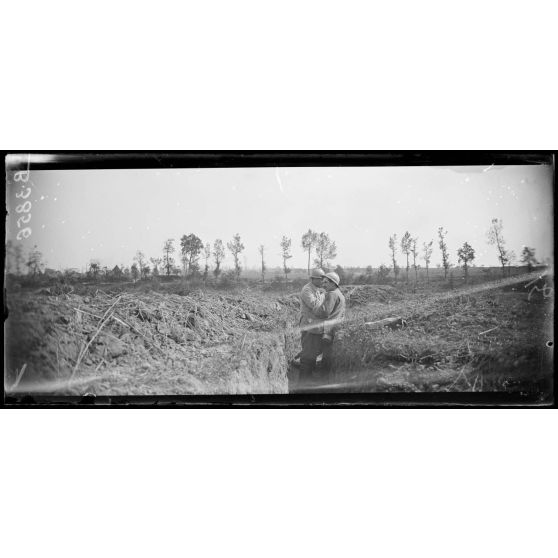 Tranchée devant Biaches (Somme), au fond le bois de Biaches et la maisonnette. [légende d’origine]