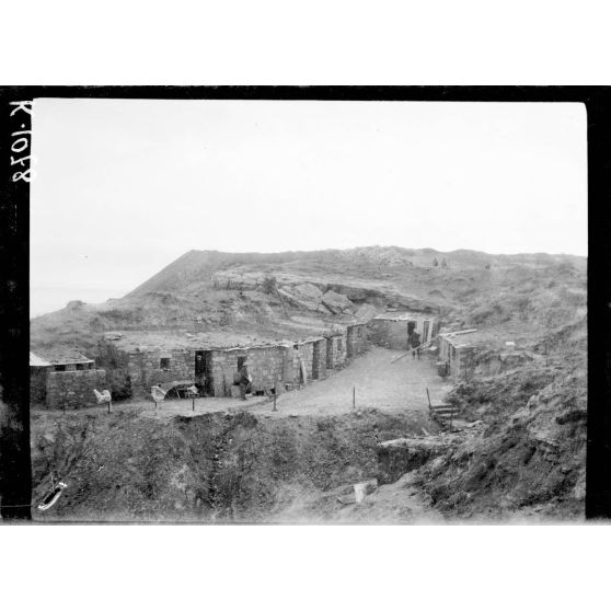 Seddul Bahr. Cagnas du 58e colonial sur la falaise qui domine le port français. [légende d'origine]