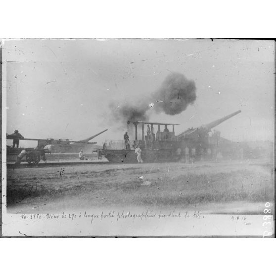 Environs de Maricourt (Somme), pièce de 270 à longue portée sur voie ferrée, tirant. [légende d’origine]