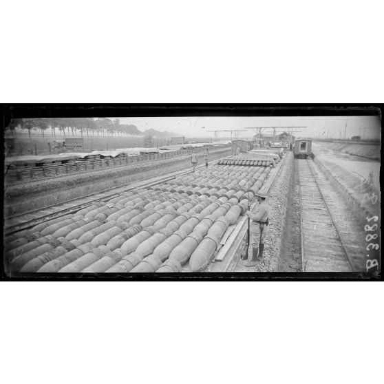 Petit Blangy, gare de munitions, obus de 400. [légende d’origine]