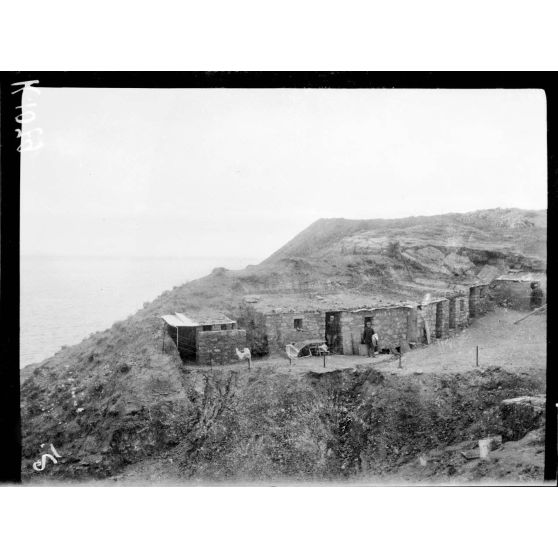Seddul Bahr. La falaise qui domine le port français. [légende d'origine]
