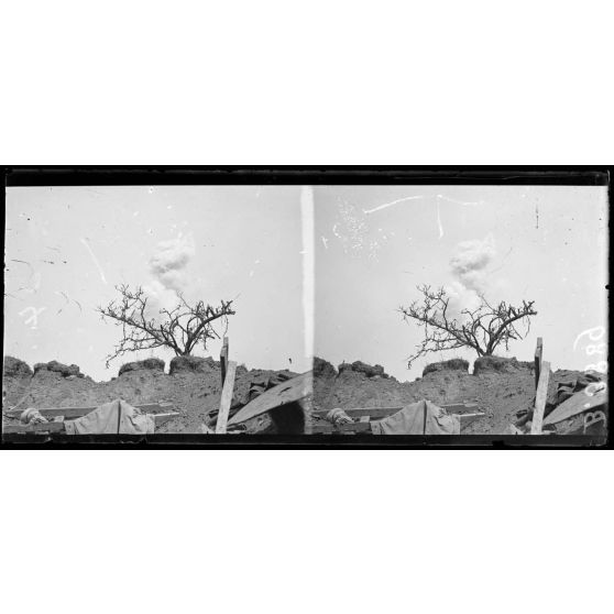 Offensive du 12 août sur le bois des Croisettes (nord est d’Hem), éclatement d’un obus fusant. [légende d’origine]