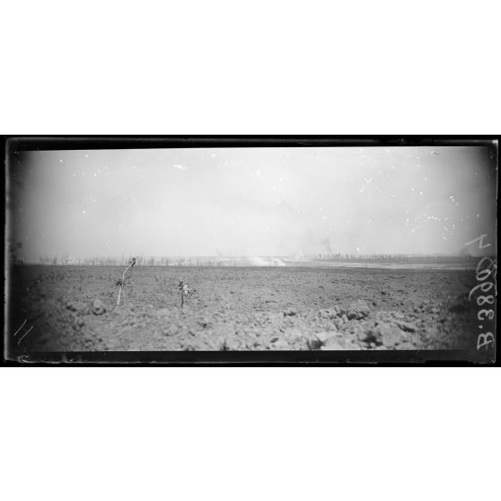 Eclatement d’obus sur les tranchées allemandes du bois des Croisettes avant l’attaque du 12-08, à gauche le bois d’Hem. [légende d’origine]