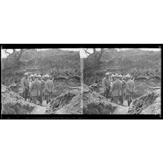 Devant le bois des Croisettes, tranchée Tatoï, état-major du 3e bataillon du 60e régiment d’infanterie, 1/4 d’heure avant l’attaque. [légende d’origine]