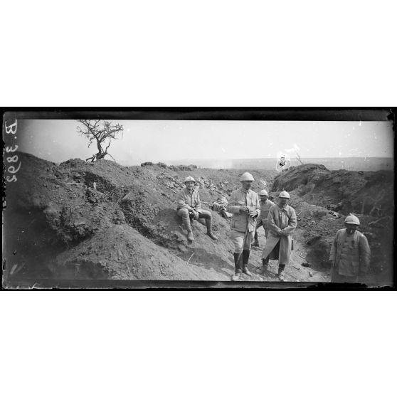 Devant le bois des Croisettes, tranchée Tatoï, état-major du 3e bataillon du 60e régiment d’infanterie, 1/4 d’heure avant l’attaque. [légende d’origine]