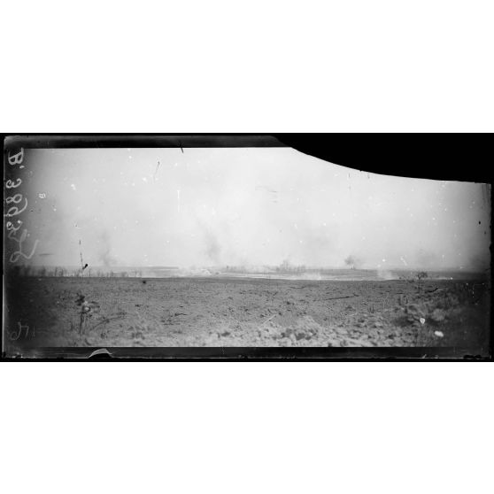 L’artillerie arrosant les tranchées allemandes du bois des Croisettes. [légende d’origine]