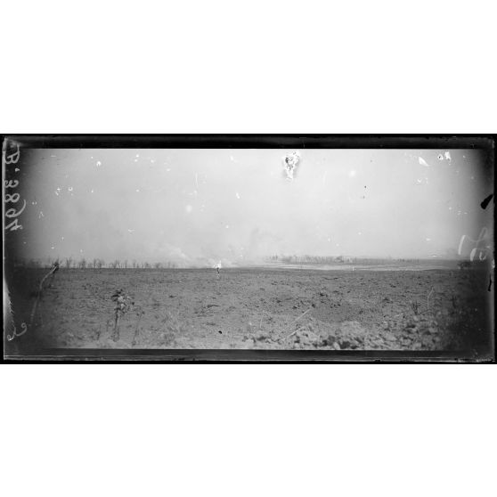 L’artillerie arrosant les tranchées allemandes du bois des Croisettes. [légende d’origine]