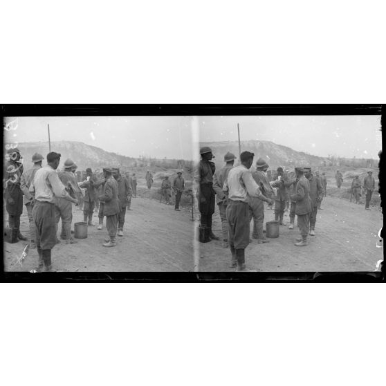 Au moulin de Fargny, ouest de Curlu (Somme), arrivée de prisonniers au bois des Croisettes. Les prisonniers allemands se désaltèrent. [légende d’origine]