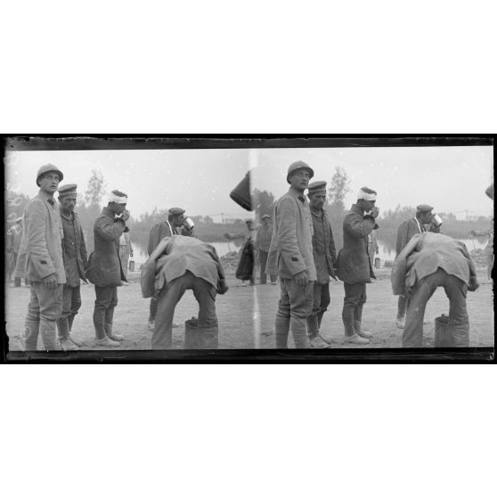 Au moulin de Fargny, ouest de Curlu (Somme), arrivée de prisonniers au bois des Croisettes. Les prisonniers allemands se désaltèrent. [légende d’origine]