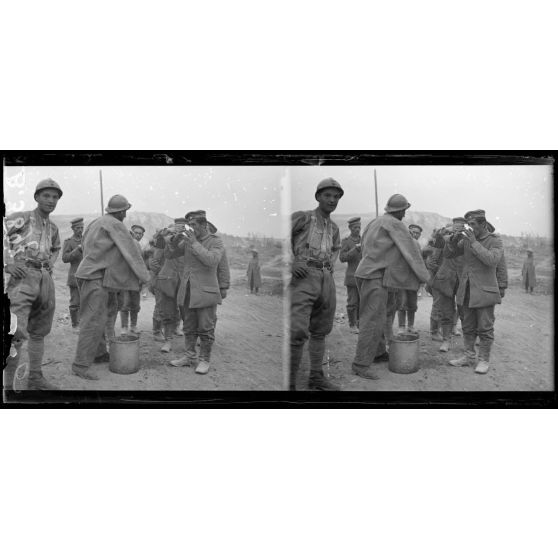 Au moulin de Fargny, formation d’une colonne de prisonniers pour le départ à l’arrière. [légende d’origine]