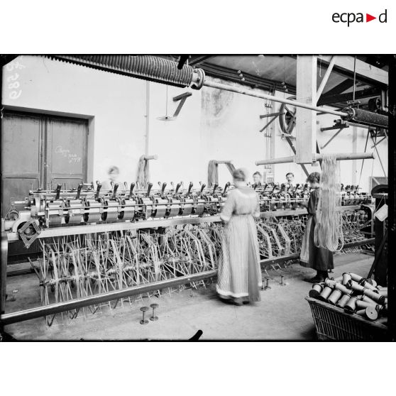 Charenton (Seine). Fabrique de fils, simples et retors, à coudre. Duriez et Compagnie. Bobinage des fils de lin simple. [légende d'origine]