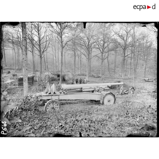 Saint-Cucufa (Seine-et-Oise). Essais de traction du canon Filloux de 155 à grande puissance. Le canon. [légende d'origine]