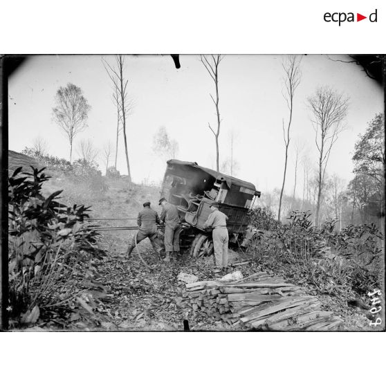 Saint-Cucufa (Seine-et-Oise). Essais de traction du canon Filloux de 155 à grande puissance. Embourbage d'un tracteur Latil. [légende d'origine]