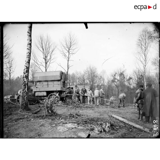 Saint-Cucufa (Seine-et-Oise). Essais de traction du canon Filloux de 155 à grande puissance. Le tracteur Latil au sommet de la côte et servant de point fixe. [légende d'origine]
