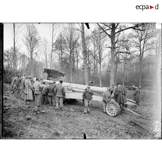 Saint-Cucufa (Seine-et-Oise). Essais de traction du canon Filloux de 155 à grande puissance. Le canon est amené au 1/3 de la côte au cabestan. [légende d'origine]