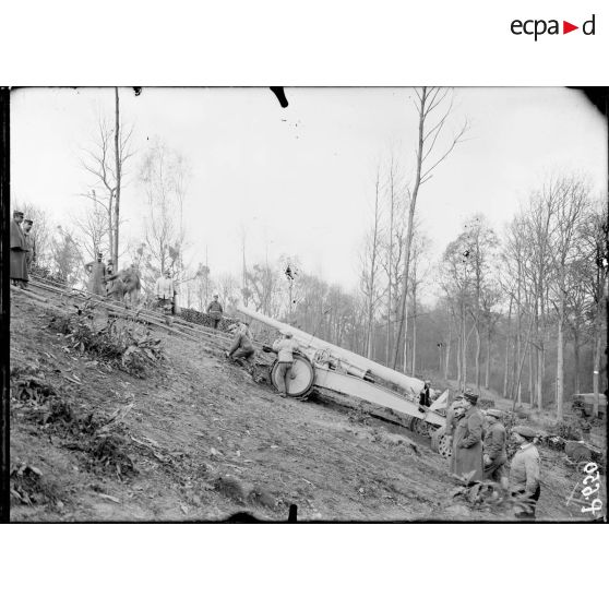 Saint-Cucufa (Seine-et-Oise). Essais de traction du canon Filloux de 155 à grande puissance. Le canon dans la côte (55% de moyenne). [légende d'origine]