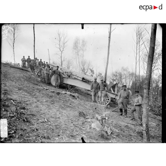 Saint-Cucufa (Seine-et-Oise). Essais de traction du canon Filloux de 155 à grande puissance. Le canon à mi-côte. [légende d'origine]