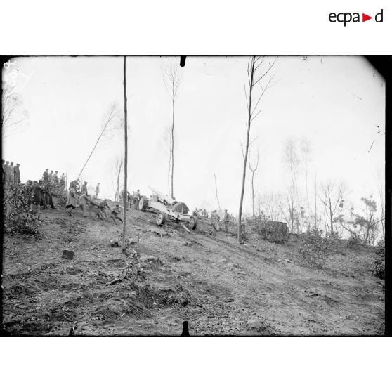 Saint-Cucufa (Seine-et-Oise). Essais de traction du canon Filloux de 155 à grande puissance. Le canon au sommet. [légende d'origine]