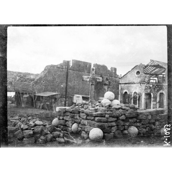 Seddul Bahr. Tombe d'officier anglais à la porte du château d'Europe. [légende d'origine]