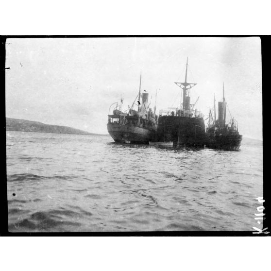 Moudros. Navires faisant du charbon. [légende d'origine]
