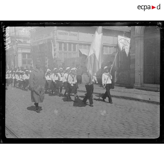 Salonique. Fête nationale. Défilé des jeunes filles des écoles. [légende d'origine]
