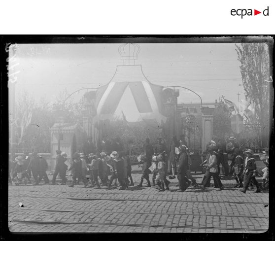 Salonique. Fête nationale. Les garçons devant la maison de Venizélos. [légende d'origine]