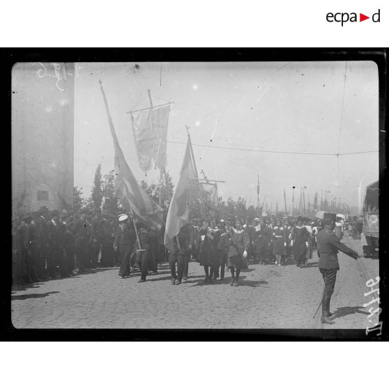Salonique. Fête nationale. Défilé de jeunes filles. [légende d'origine]