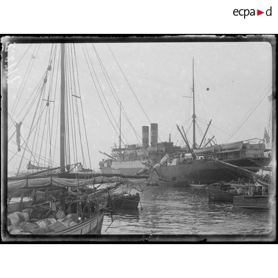 Salonique. Le Thémistoclès, bateau grec en rade. [légende d'origine]