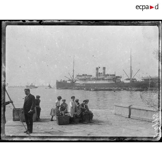 Salonique. Le Thémistoclès, bateau grec en rade. [légende d'origine]
