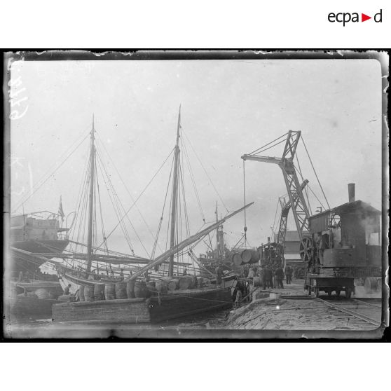 Salonique. Déchargement de vin pour l'armée. [légende d'origine]