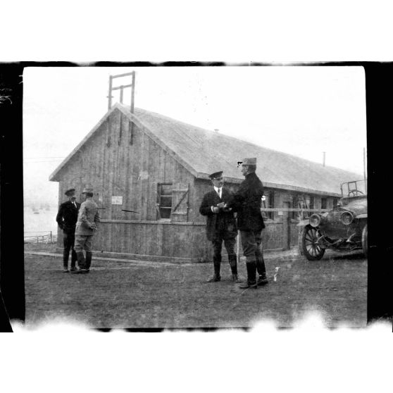 Moudros. Devant l'Etat major de la base. Le colonel Etievant, chef de l'Etat major du général Bauman, parlant à M Boussenot, député. [légende d'origine]