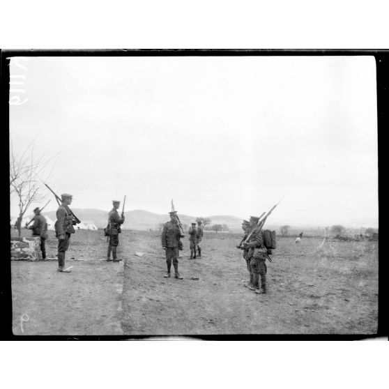 Moudros. Relève de la garde anglaise au Head Quarters (intermédiaire base M.E.T). [légende d'origine]