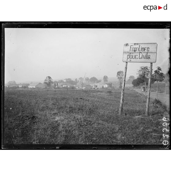 [Ancienne installation allemande dans les Ardennes, à Aussonce : un panneau porte l'inscription "Frontière pour civils".]