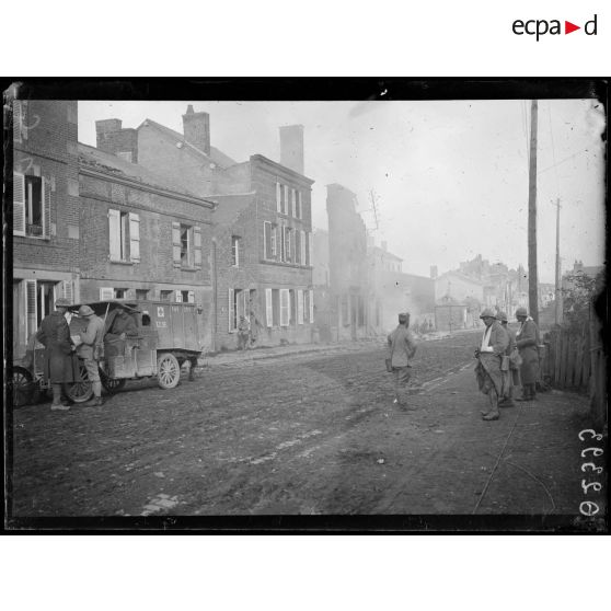 [Une maison est en feu dans la ville de Vouziers.]