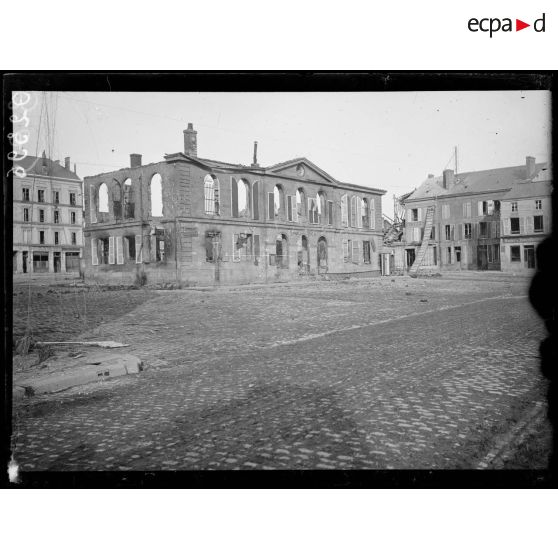 [Ruines en centre ville de Vouziers.]
