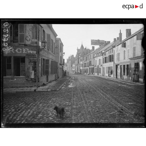 [Ruines en centre ville de Vouziers.]