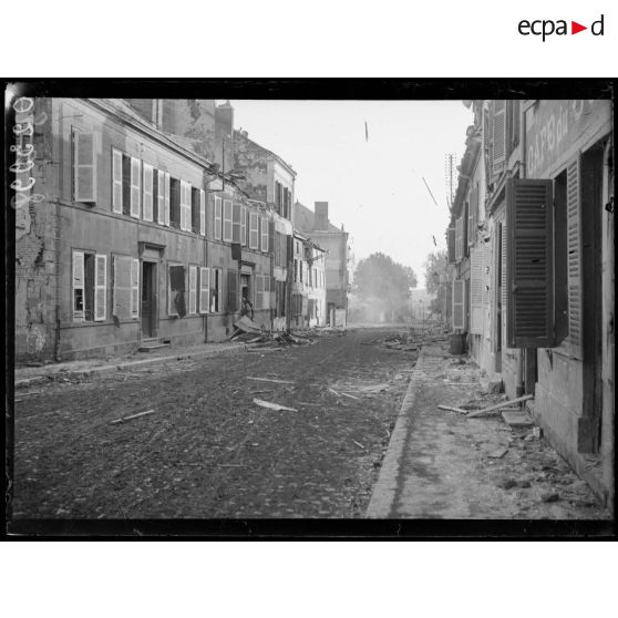 [Ruines en centre ville de Vouziers.]