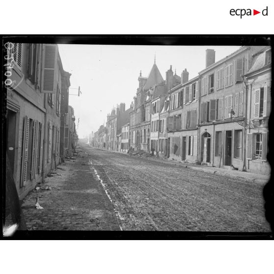 [Ruines en centre ville de Vouziers.]