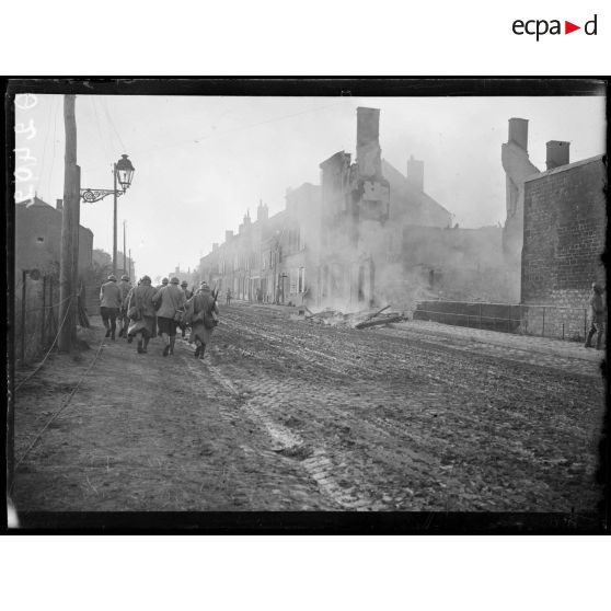 [Ruines et maison en feu en centre ville de Vouziers.]